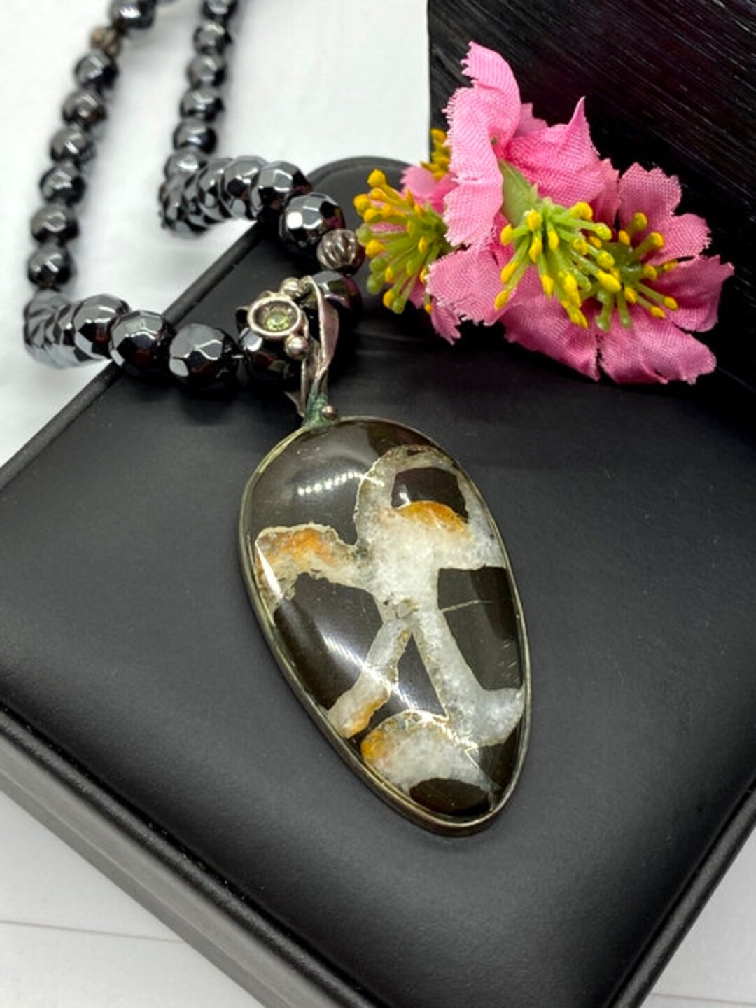 シンバーサイトアンモナイト化石ペンダントネックレス：スターリング