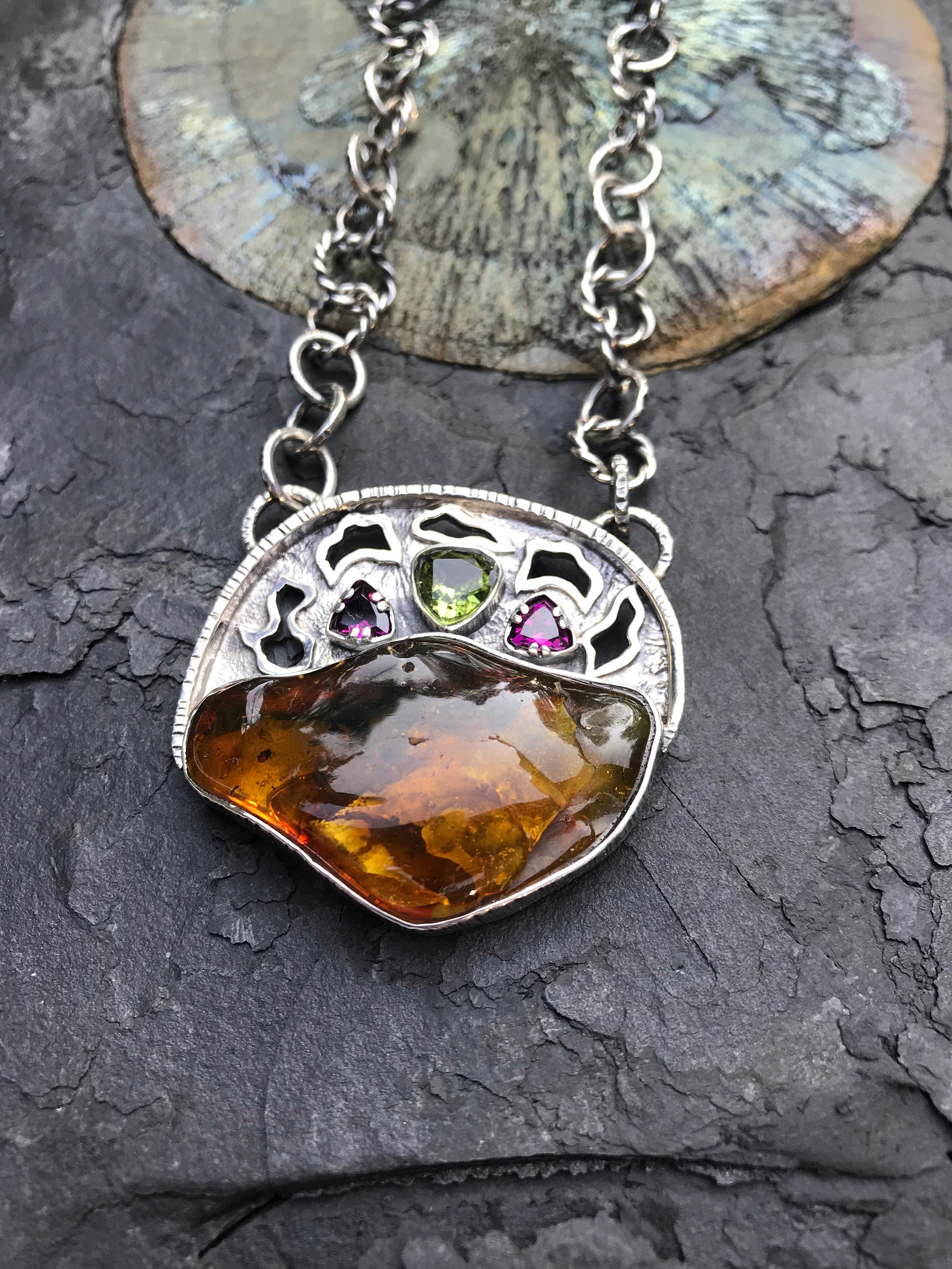 Collar de ámbar Ámbar y Peridoto Collar artesanal artesanal Carpintería metálica única Plata