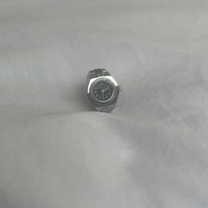Working black circle clock ring