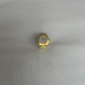 Working gold circle clock ring