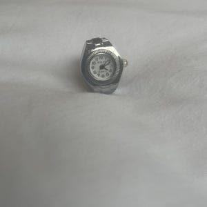 Working white circle clock ring