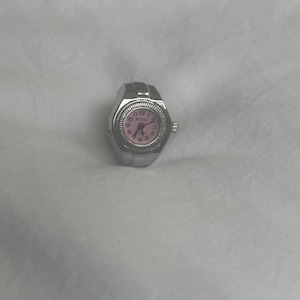 Working pink circle clock ring