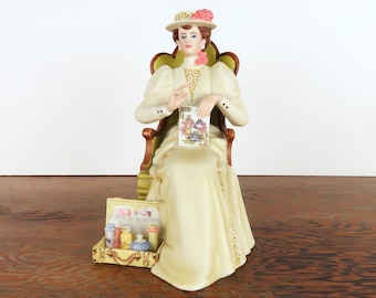 Porcelain figurine, Avon Mrs. Albee Award 2011 / 2012, Vintage Avon, President's Club Award