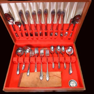 Vintage Flatware Set / Very Nice Set / Shipping Fast, Safe n Free