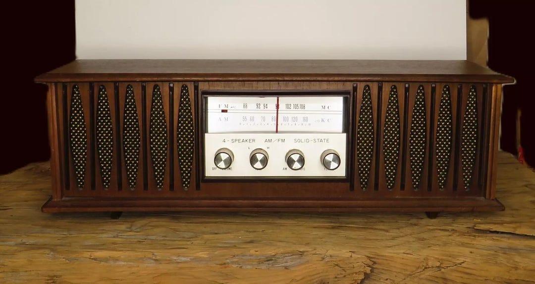 Vintage Radio Solid State Table Top AM/FM Radio / Made in Taiwan / Wood ...