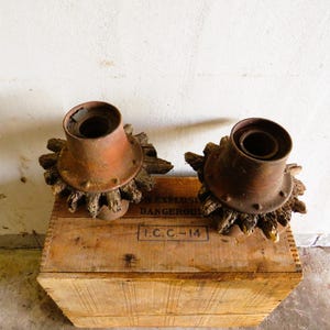 Both Amish Wagon Wheel Hubs / Fast Safe Free Shipping
