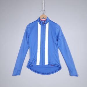 Puede incluir: Un juego de tres tazas de cerámica con un acabado moteado y mate. Las tazas son en tonos crema, gris claro y gris oscuro. Cada taza tiene un diseño simple y minimalista, ideal para café o té.