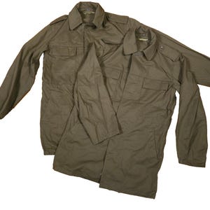 Op de afbeelding: Twee olijfgroene jassen in militaire stijl. Elke jas heeft een kraag, twee borstzakken en lange mouwen. De jassen zijn gemaakt van een duurzame stof en hebben een klassiek, utilitair ontwerp.