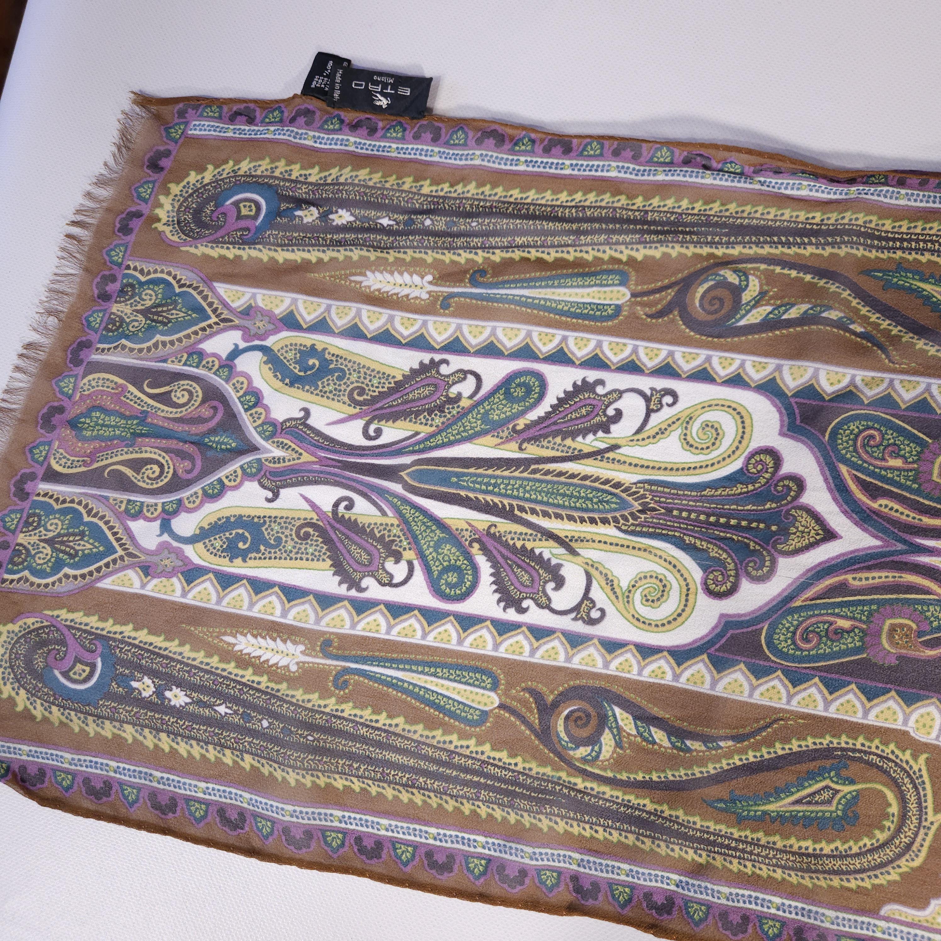 Un collier tribal rustique et primitif ou bijou de sac avec perle vénitienne et african trade Un collier tribal rustique et primitif ou bijou de sac avec perle vénitienne et african trade