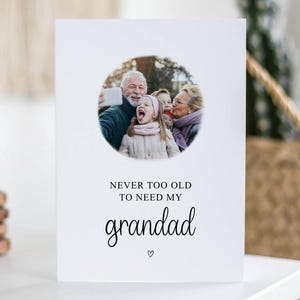 Tarjeta del Día del Padre para el Abuelo, Nunca es demasiado mayor para necesitar a mi abuelo, Tarjeta con foto personalizada, Cumpleaños de junio, Regalo personalizado para el abuelo