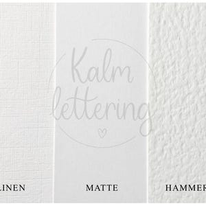 K&ouml;nnte beinhalten: Drei wei&szlig;e Kartonmuster mit verschiedenen Texturen: Leinen, matt und geh&auml;mmert.