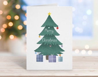 Puede incluir: Una tarjeta blanca con una ilustración de un árbol de Navidad verde. El árbol tiene una estrella amarilla en la parte superior y está decorado con adornos coloridos y regalos. El texto "Merry Christmas" está escrito en el árbol.