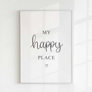 Może przedstawiać: Biały wydruk w ramie z czarnym tekstem, który brzmi "MY happy PLACE" z małym symbolem serca pod tekstem.
