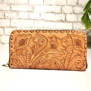Portefeuille en cuir pour femme fait main en cuir repoussé à la main, cadeau rodéo pour maman, grand portefeuille bohème bohème pour cartes, cadeau de rodéo pour les filles