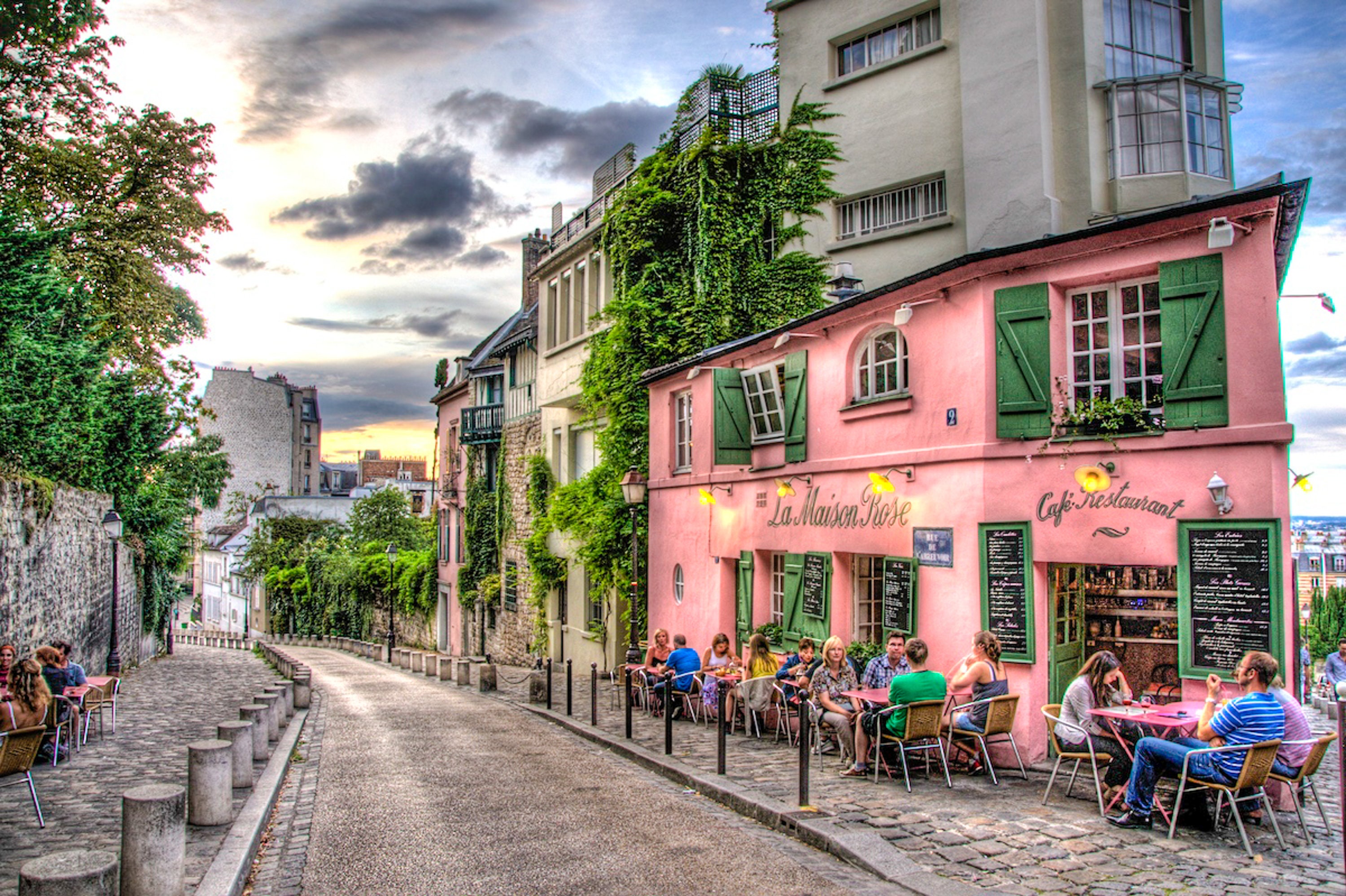 モンマルトル パリ フランス カフェ ピンクの建物 パリ フランス HDR