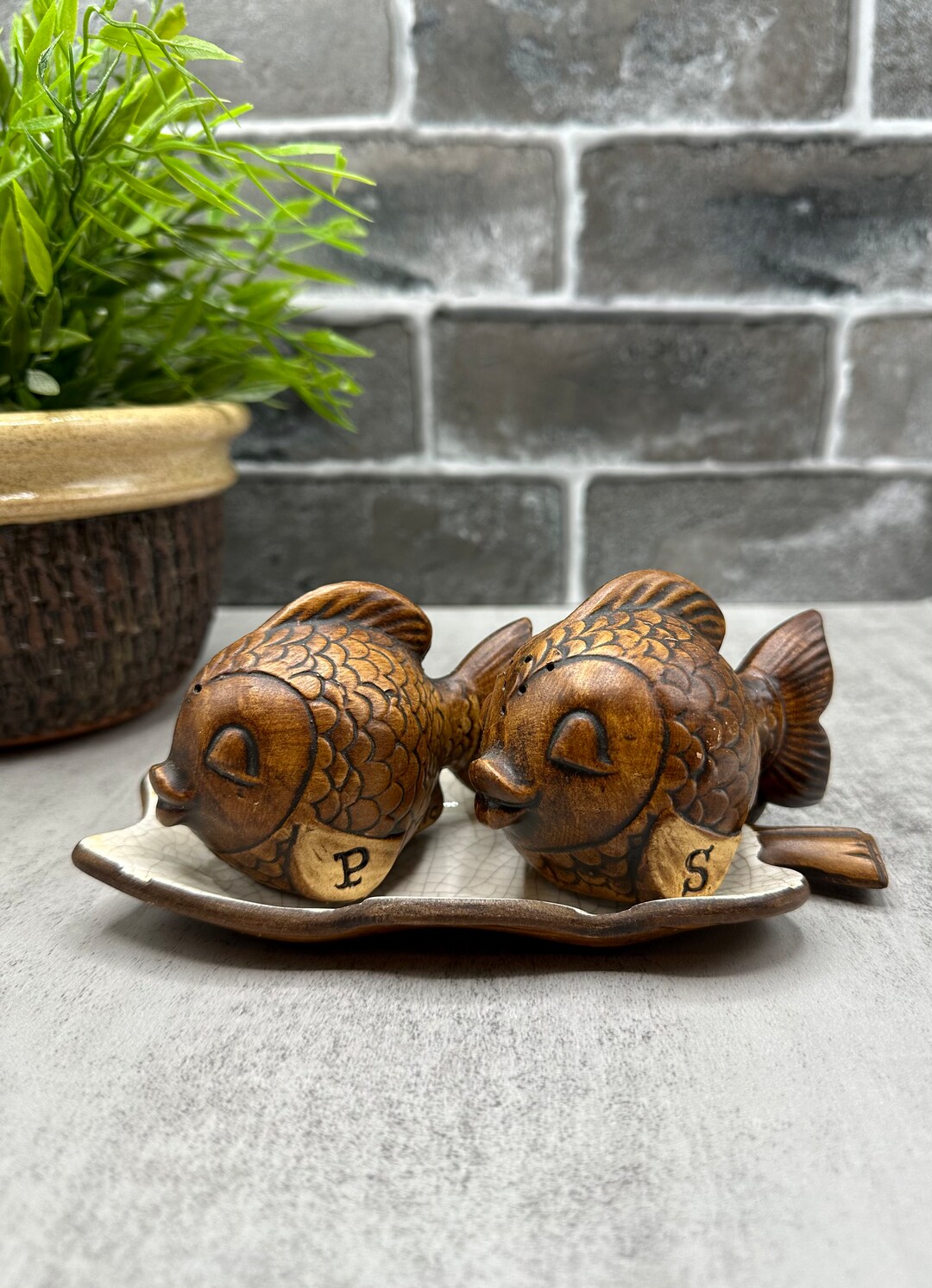 Vintage Treasure Craft Fish Salt & Pepper Shakers on Leaf Plate; Brown ...