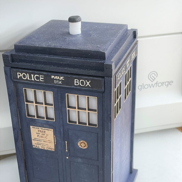 TARDIS Maßstab 1:16 Replica Glowforge Laser SVG Digitale Datei