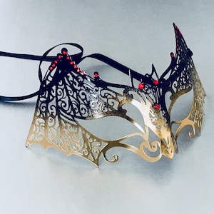 Black Gold Bat Masquerade Mask: Women&#39;s Halloween Costume