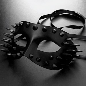 Spiked Masquerade Mask: Black Halloween Party Mask