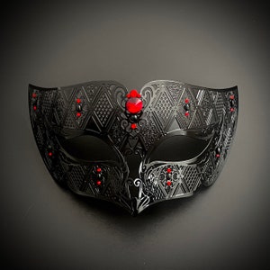 Máscara de mascarada de metal negro con diamantes de imitación rojos