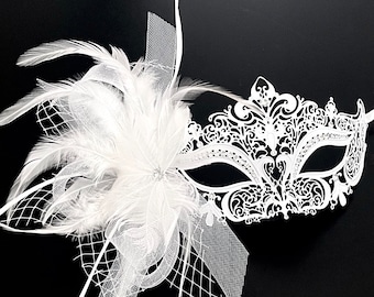 White & Gold Couples Masquerade Mask Set – Lace & Feather Venetian Mask For Mardi Gras, Ball, New Year Party