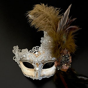 FEATHERED MASQUERADE MASK - SILVER/WHITE main image 0