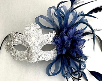 Máscara de encaje plateado para mascarada: perlas, velo floral azul marino con plumas.
