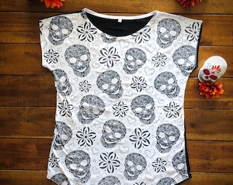 Día De Los Muertos Tee/ Day of the Dead Skulls Cotton Tee Med (Gray)