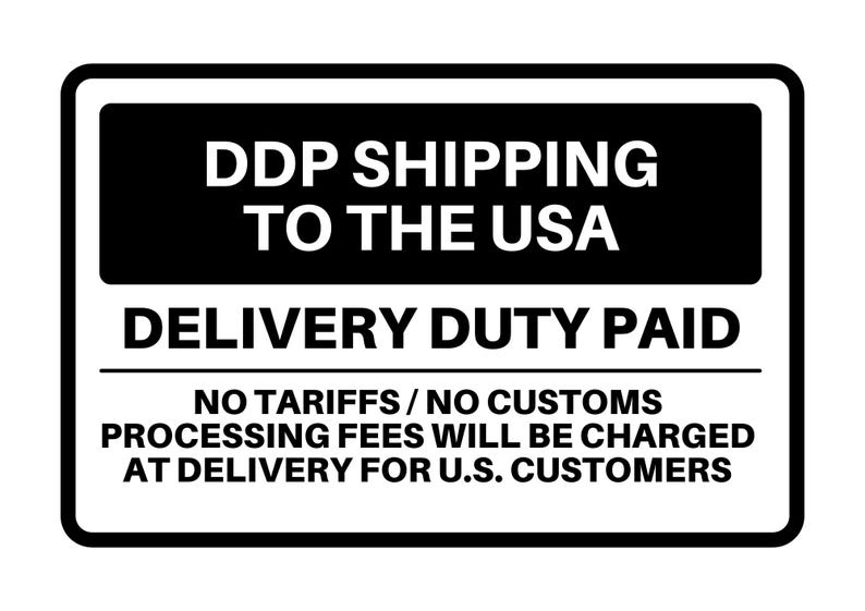 The image is a warning sign that states "DPP SHIPPING TO THE USA DELIVERY DUTY PAID NO TARIFFS / NO CUSTOMS PROCESSING FEES WILL BE CHARGED AT DELIVERY FOR U.S. CUSTOMERS".