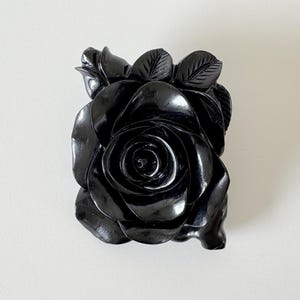 ジェットローズ彫刻ペンダント/ブローチ、42 x 35 mm、シルバー、未使用ヴィンテージ