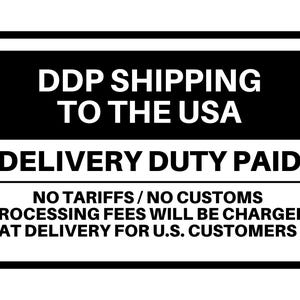 The image is a warning sign that states "DPP SHIPPING TO THE USA DELIVERY DUTY PAID NO TARIFFS / NO CUSTOMS PROCESSING FEES WILL BE CHARGED AT DELIVERY FOR U.S. CUSTOMERS".