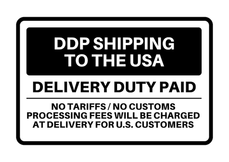 The image is a warning sign that states "DPP SHIPPING TO THE USA DELIVERY DUTY PAID NO TARIFFS / NO CUSTOMS PROCESSING FEES WILL BE CHARGED AT DELIVERY FOR U.S. CUSTOMERS".