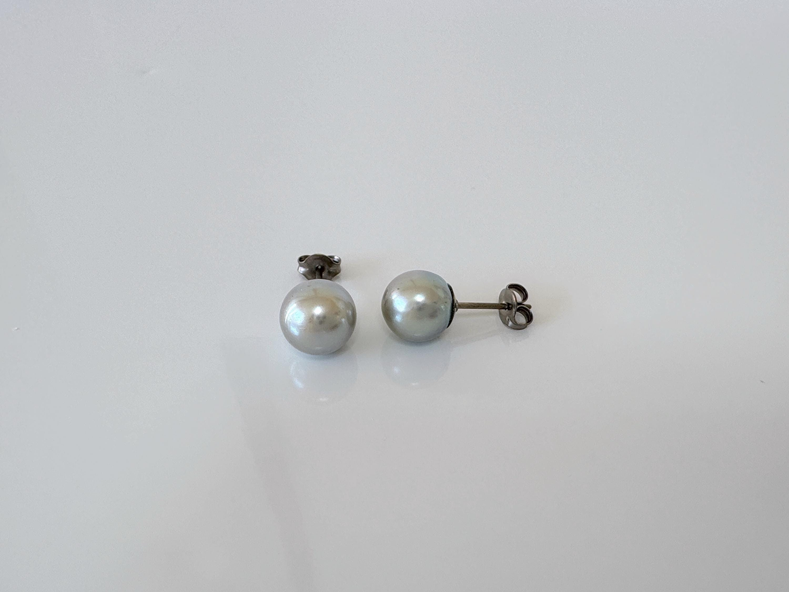 ブルーアコヤ真珠スタッドピアス、8mm、チタンポスト（コバルト加工 
