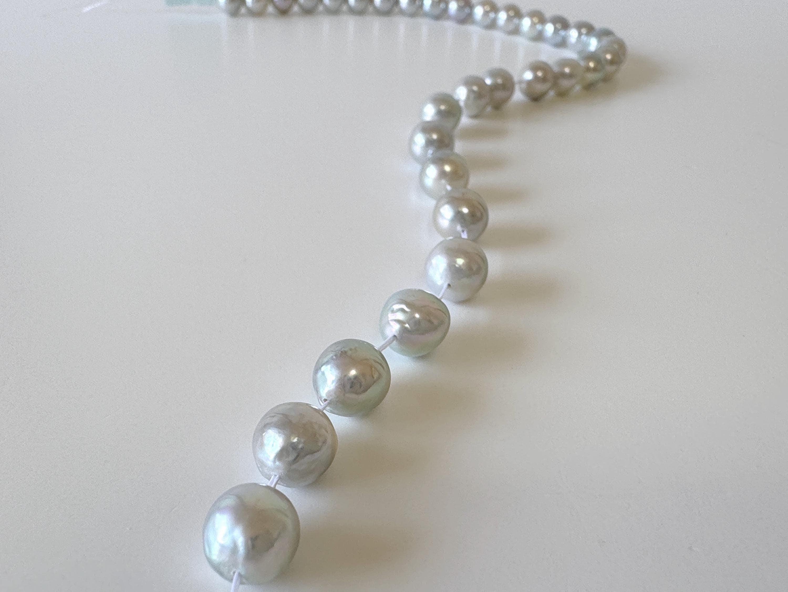 Anello Cocktail Grande Con Perle Finte Grigie E Bianche - Tono Argento, Taglia 8