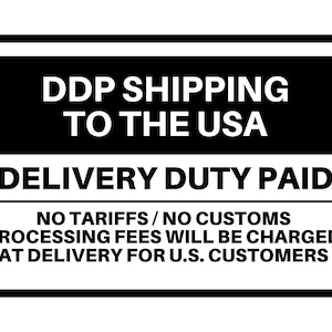 The image is a warning sign that states "DPP SHIPPING TO THE USA DELIVERY DUTY PAID NO TARIFFS / NO CUSTOMS PROCESSING FEES WILL BE CHARGED AT DELIVERY FOR U.S. CUSTOMERS".