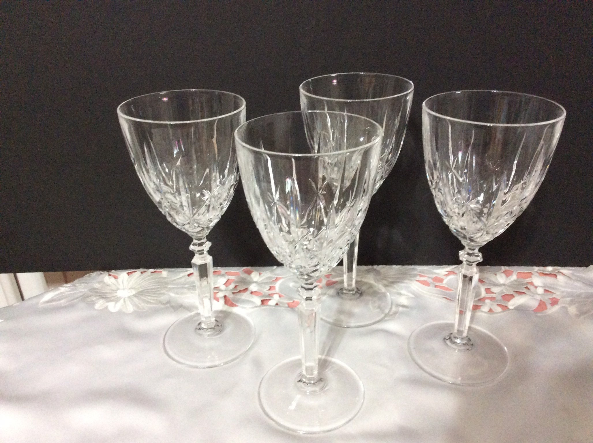 Set of 4 Modern Laser Cut Rim 24 Oz Wine Glasses Made of Crystal With  Seamless Joints (Short Stem) - Stephanie Imports