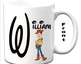 Tazas blancas personalizadas con la inicial de Woody, personaje de Toy Story