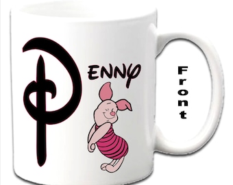 Tazas blancas personalizadas con inicial y el personaje de Piglet (Winnie the Pooh) impreso.