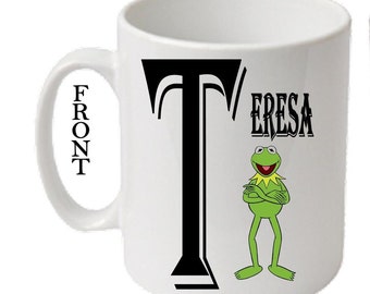 Personalisierte Initiale mit KERMIT ~ MUPPETS Charakter bedruckte weiße Tassen