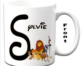 Gepersonaliseerde initiaal met witte mokken bedrukte LION KING-personages
