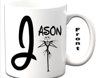Tazas blancas personalizadas con inicial y estampado del personaje de Jack Skellington.