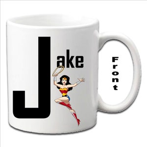 Personalizowane inicjały z postacią WONDER WOMAN na białych kubkach