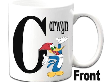 Tazas blancas personalizadas con inicial y el personaje de Woody Woodpecker impreso.