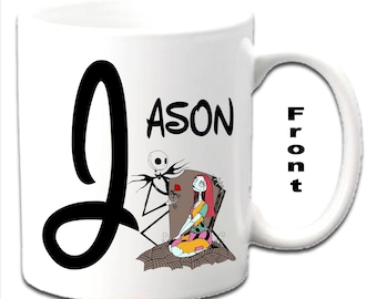 Tazas blancas personalizadas con iniciales impresas de los personajes JACK SKELLINGTON y SALLY.