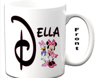 Tazas blancas personalizadas con iniciales y estampado de los personajes Minnie Mouse y Daisy Duck.