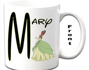 Tazza bianca personalizzata con iniziale e personaggio della Principessa Tiana ~ La Principessa e il Ranocchio