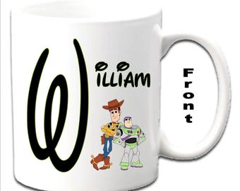 Tazas blancas personalizadas con iniciales de Buzz Lightyear y Woody ~ Personajes de Toy Story