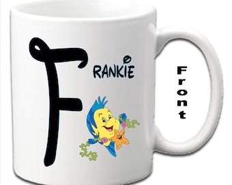 Tazas blancas personalizadas con inicial FLOUNDER ~ La Sirenita impresa