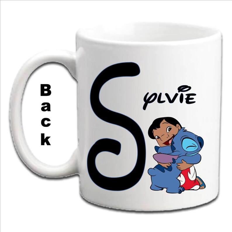 以下が含まれることがあります： 白いセラミック製のマグカップに、黒い文字の「S」と、スティッチとリロが抱き合っている漫画の画像が描かれています。マグカップには「PLVIE」という文字が印刷されています。