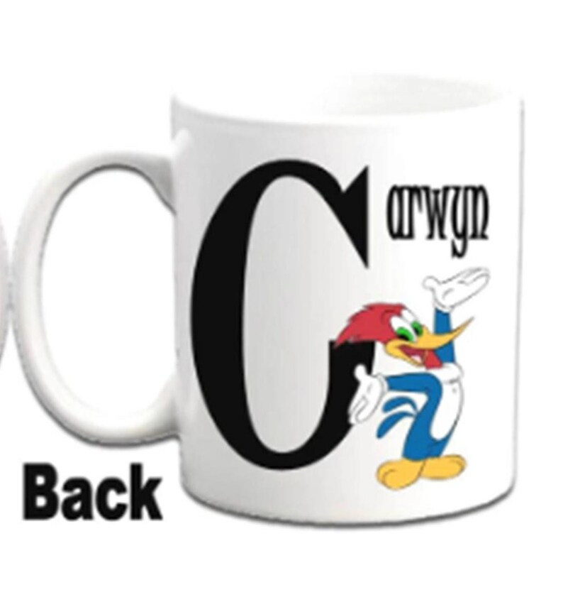 K&ouml;nnte beinhalten: Wei&szlig;e Keramiktasse mit einem schwarzen Buchstaben C und einem Cartoon-Bild von Woody Woodpecker. Die Tasse tr&auml;gt den Namen "Carwyn" in Schwarz auf der Seite.